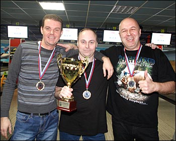 Победительница 11 этапа чемпионата по боулингу СТИС 2012 команда ГЛИМС